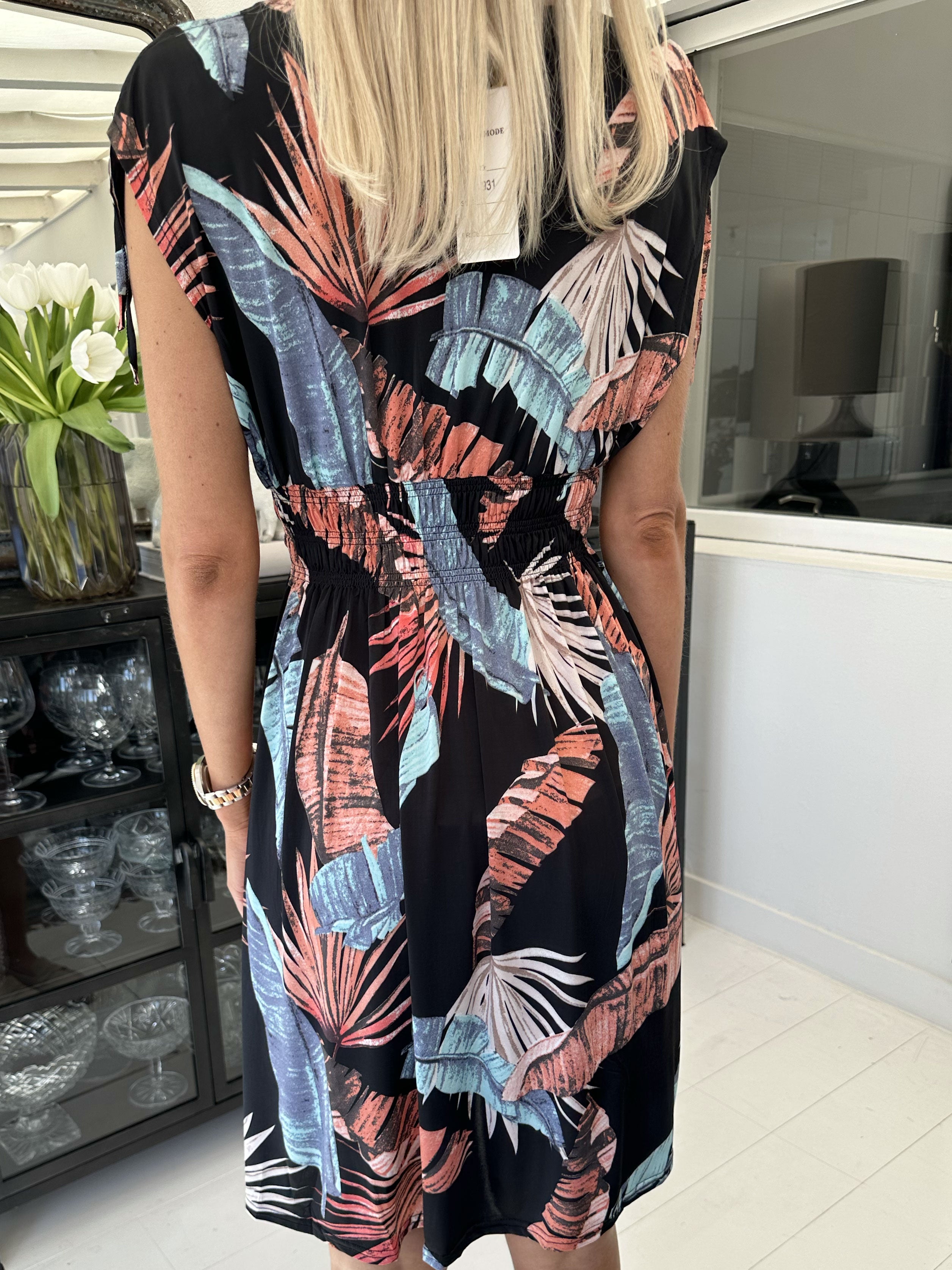 Pams Feather Short - Kort elastisk kjole i krølfrit stof